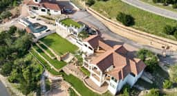 Austin Guitar Pool | 87.5 FT Guitar Pool